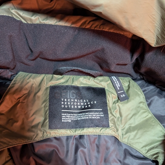 FIGS Olive Green Puffer Jacket - Picture 3 of 4
